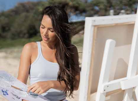 Isabella peignant sur la plage