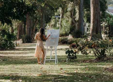 Isabella peignant dans la nature