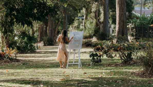 Isabella peignant dans la nature