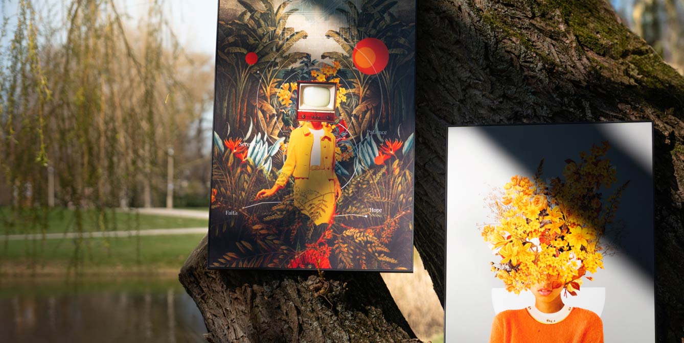 Deux tableaux surréalistes suspendus à un arbre dans le parc – à gauche : une figure avec une télévision en guise de tête dans un décor tropical ; à droite : un portrait avec des fleurs jaunes à la place du visage
